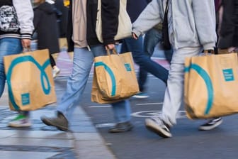 Passanten mit Einkaufstaschen: Shopping ist in Baden-Württemberg auch wieder ohne Impfung und Test möglich.