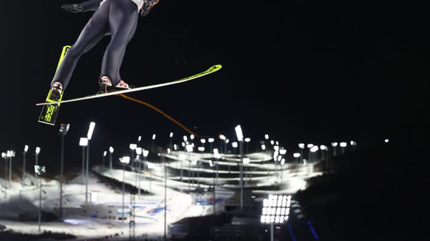 Im Skispringen gebe es strenge Regeln, weil größere Anzüge Vorteile bringen.