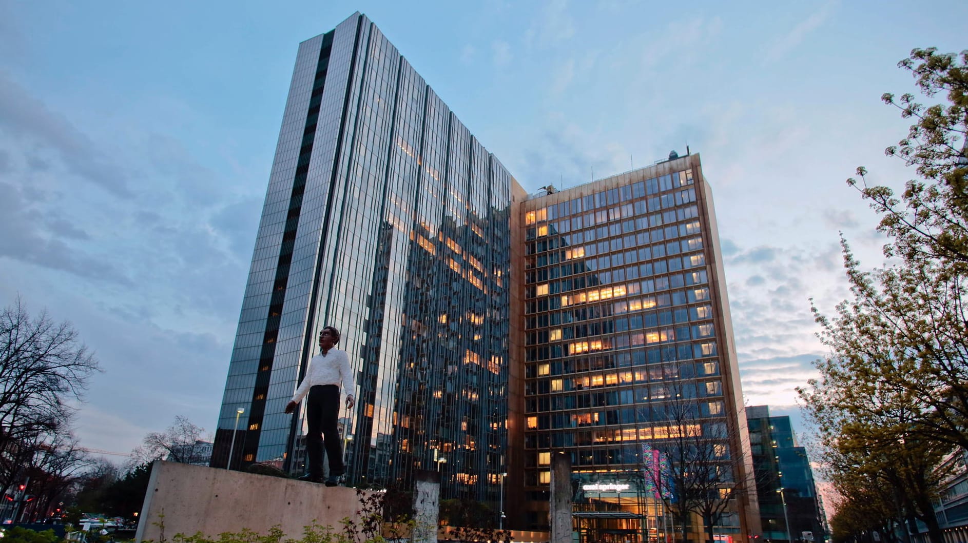 Das Axel-Springer-Hochhaus (Archiv): Wann wusste die Konzernspitze was in der Reichelt-Affäre? Dieser Frage gingen Journalisten einer britischen Tageszeitung nach.