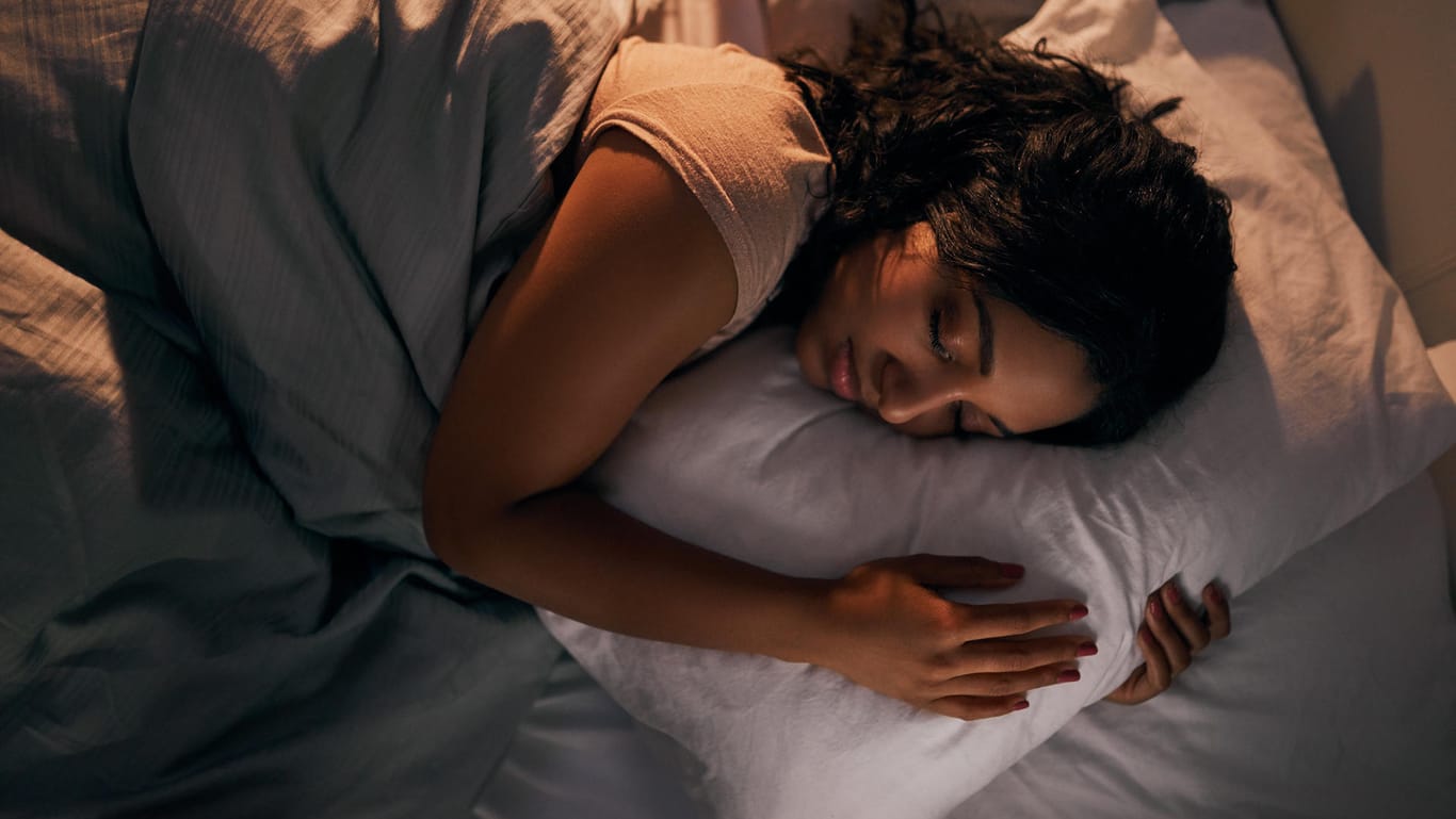 Junge Frau in der Tiefschlafphase:In der Tiefschlafphase finden wichtige Prozesse zur Regeneration statt. In dieser Phase ist das Immunsystem besonders aktiv und unterstützt den Körper bei der Erholung.