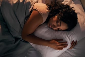 Junge Frau in der Tiefschlafphase:In der Tiefschlafphase finden wichtige Prozesse zur Regeneration statt. In dieser Phase ist das Immunsystem besonders aktiv und unterstützt den Körper bei der Erholung.