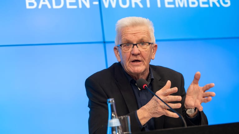Winfried Kretschmann bei der Regierungs-Pressekonferenz: Die neue Regelung soll ab Mittwoch gelten.