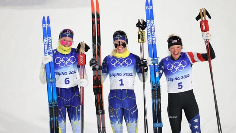 Siegerinnen im Sprint: Die Zweite Maja Dahlqvist (l-r) und Siegerin Jonna Sundling aus Schweden, und Jessie Diggins aus den USA.