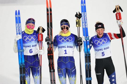 Siegerinnen im Sprint: Die Zweite Maja Dahlqvist (l-r) und Siegerin Jonna Sundling aus Schweden, und Jessie Diggins aus den USA.