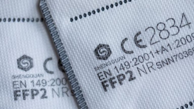FFP2-Masken mit CE-Zertifizierung liegen auf einem Tisch (Symbolbild): In Hamburg wird die 2G-Regel im Einzelhandel durch eine FFP2-Maskenpflicht ersetzt.