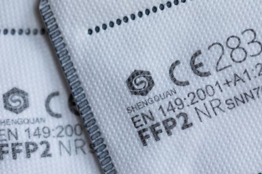FFP2-Masken mit CE-Zertifizierung liegen auf einem Tisch (Symbolbild): In Hamburg wird die 2G-Regel im Einzelhandel durch eine FFP2-Maskenpflicht ersetzt.