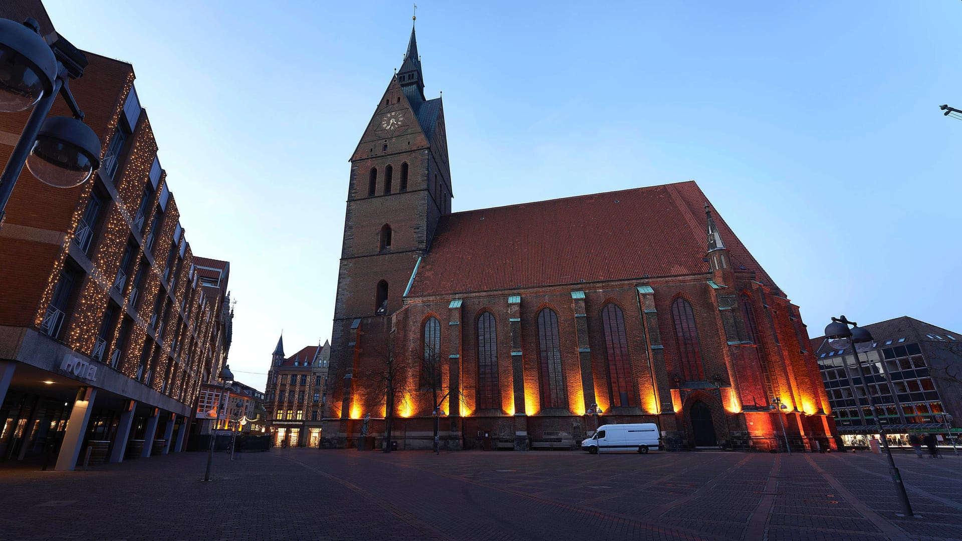 Blick auf die Hannoveraner Marktkirche (Archivbild): Experten haben die defekte Uhr untersucht.