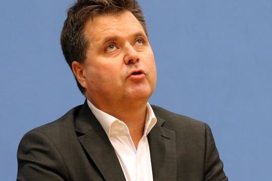 Jürgen Dusel, Beauftragter der Bundesregierung für die Belange von Menschen mit Behinderungen, beantwortet in der Bundespressekonferenz Fragen von Journalisten.