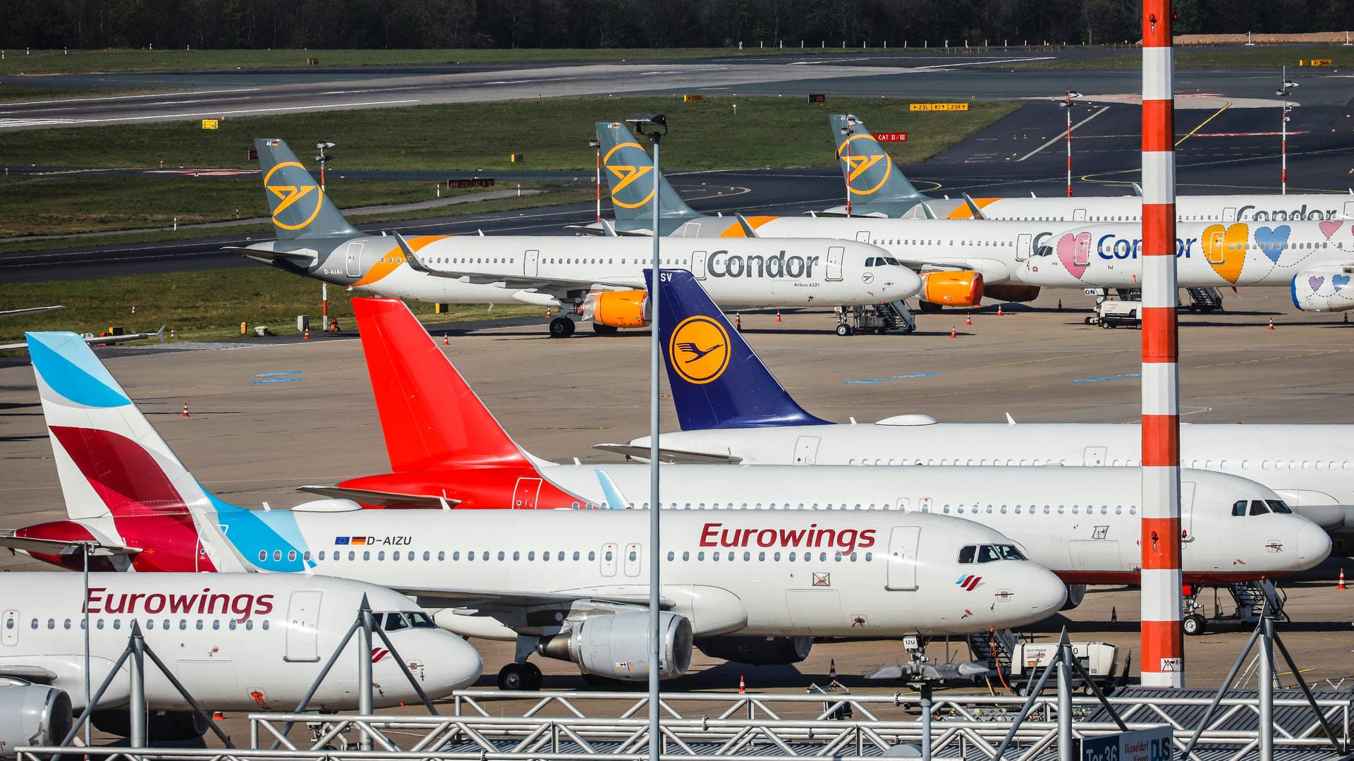 Im engen Konkurrenzkampf (Symbolbild): Lufthansa möchte die Position seiner Tochter Eurowings ausbauen und hat daher Condor von Zubringerflügen abgeschnitten – zu Unrecht, sagt das Bundeskartellamt. Im engen Konkurrenzkampf (Symbolbild): Lufthansa möchte die Position seiner Tochter Eurowings ausbauen und hat daher Condor von Zubringerflügen abgeschnitten – zu Unrecht, sagt das Bundeskartellamt.