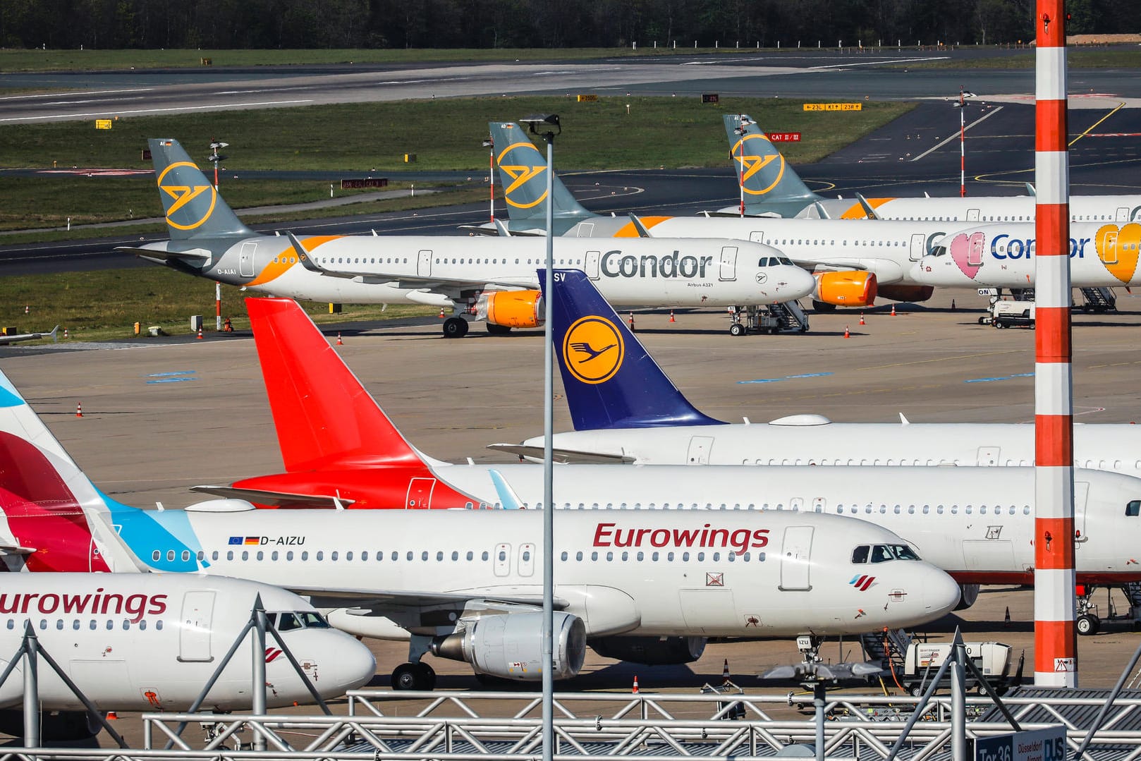 Im engen Konkurrenzkampf (Symbolbild): Lufthansa möchte die Position seiner Tochter Eurowings ausbauen und hat daher Condor von Zubringerflügen abgeschnitten – zu Unrecht, sagt das Bundeskartellamt. Im engen Konkurrenzkampf (Symbolbild): Lufthansa möchte die Position seiner Tochter Eurowings ausbauen und hat daher Condor von Zubringerflügen abgeschnitten – zu Unrecht, sagt das Bundeskartellamt.