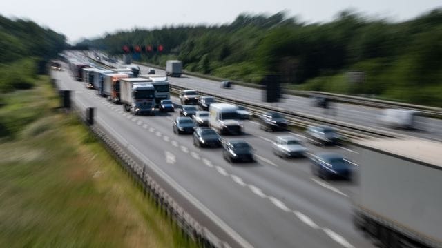 Platz da, jetzt komm' ich: Wann darf man eigentlich auf der Autobahn Lichthupe geben?.