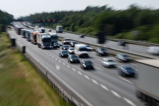 Platz da, jetzt komm' ich: Wann darf man eigentlich auf der Autobahn Lichthupe geben?.