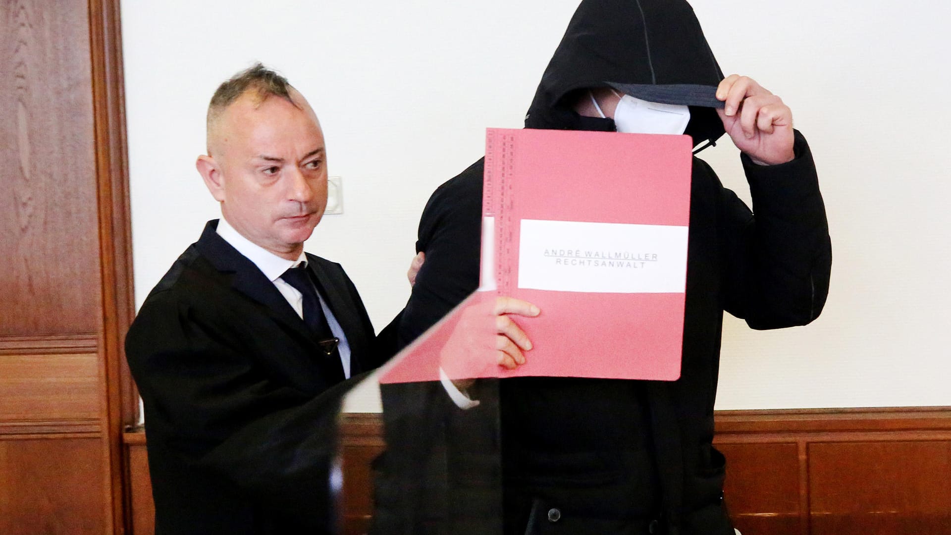 Der Angeklagte LKW-Fahrer (r) und sein Anwalt André Wallmüller: Der Mann legte am Dienstag ein Geständnis ab. Der Angeklagte LKW-Fahrer (r) und sein Anwalt André Wallmüller: Der Mann legte am Dienstag ein Geständnis ab.