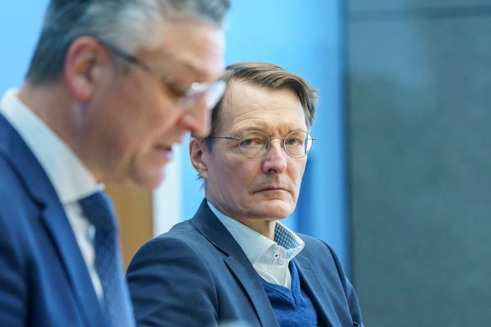 Lothar Wieler (l.) und Bundesgesundheitsminister Karl Lauterbach: In der Ampel-Koalition ist ein Streit über die Zukunft des RKI-Chefs entbrannt.