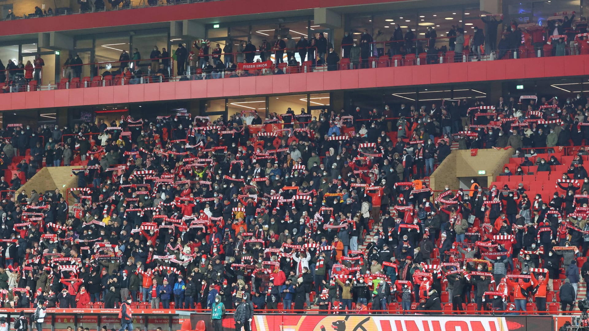 Volle Ränge in der Alten Försterei in Berlin (Archivbild): Hier dürfen am kommendem Wochenende wieder bis zu 10.000 Fans eingelassen werden.