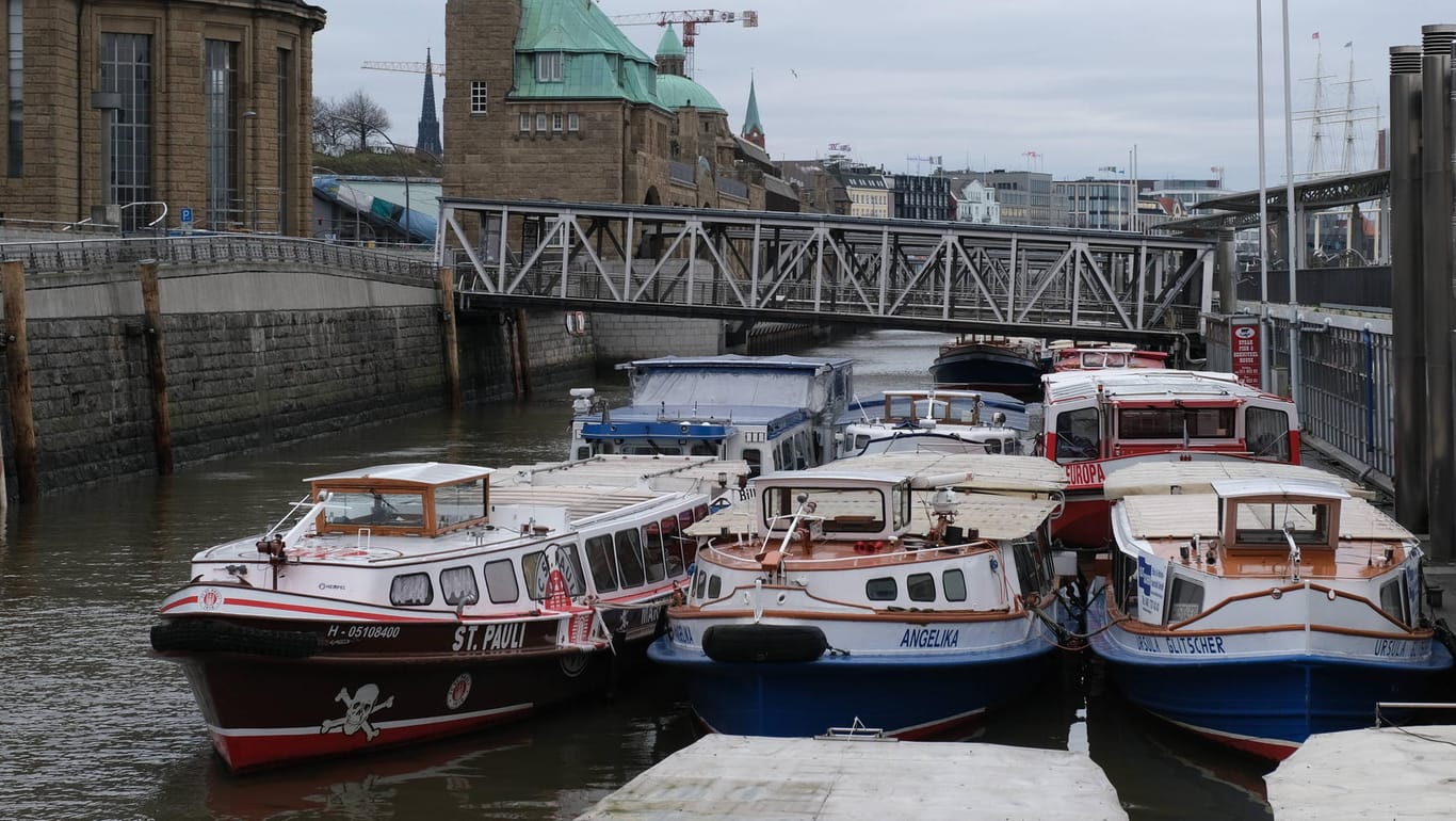 Barkassen liegen in Hamburg im Hafen (Archivbild): Wegen der Corona-Pandemie sind viele Fahrten ausgefallen.