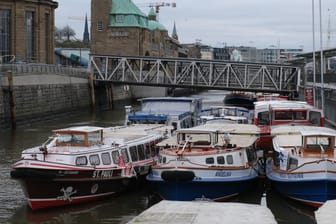 Barkassen liegen in Hamburg im Hafen (Archivbild): Wegen der Corona-Pandemie sind viele Fahrten ausgefallen.