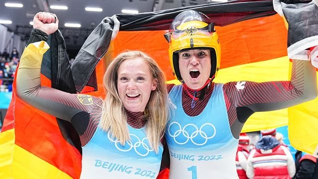 Siegerin Natalie Geisenberger (r) und Anna Berreiter feiern nach dem Rennen.