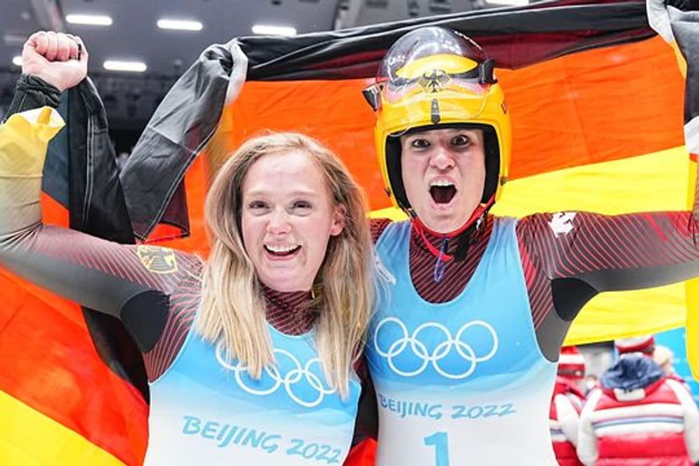 Siegerin Natalie Geisenberger (r) und Anna Berreiter feiern nach dem Rennen.