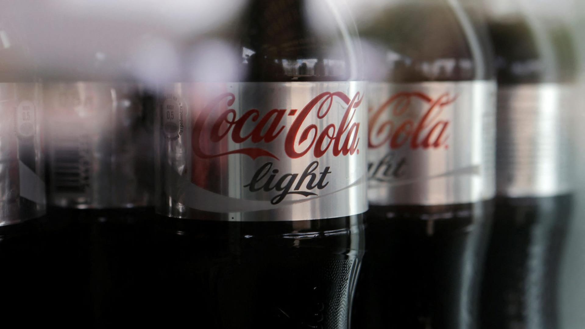 Cola-Flaschen: An den Flaschen von Coca-Cola ändert sich künftig eine Kleinigkeit.