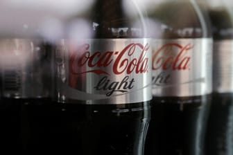 Cola-Flaschen: An den Flaschen von Coca-Cola ändert sich künftig eine Kleinigkeit.