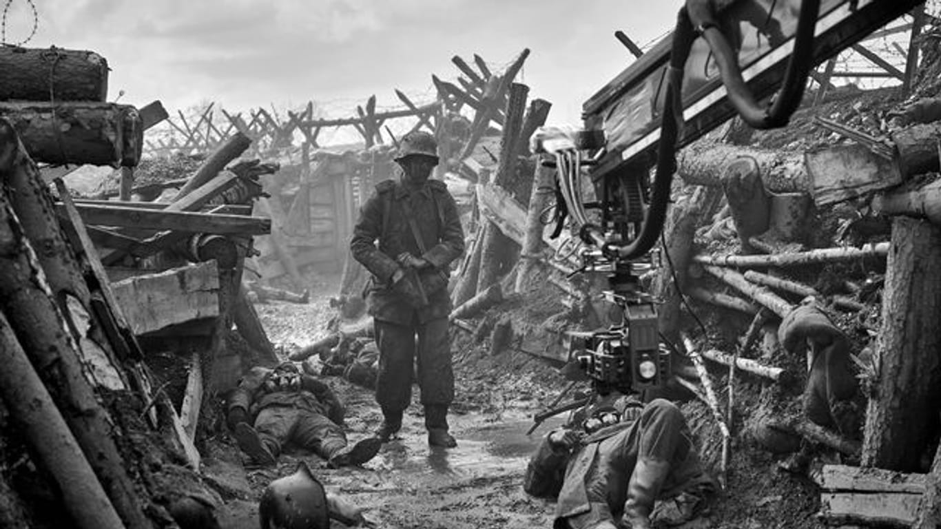 Schauspieler Felix Kammerer in einer Szene der Neuverfilmung des Kriegsfilm-Klassikers "Im Westen nichts Neues".