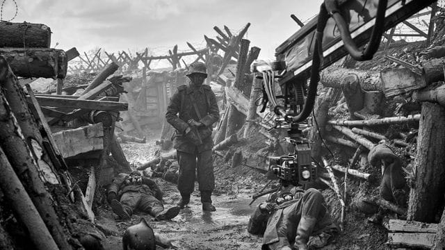 Schauspieler Felix Kammerer in einer Szene der Neuverfilmung des Kriegsfilm-Klassikers "Im Westen nichts Neues".