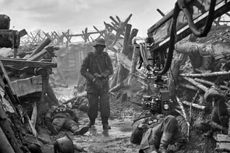 Schauspieler Felix Kammerer in einer Szene der Neuverfilmung des Kriegsfilm-Klassikers "Im Westen nichts Neues".