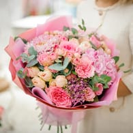Blumenstrauß: Viele Blumengeschäfte bieten einen Abhol- oder Lieferservice an.