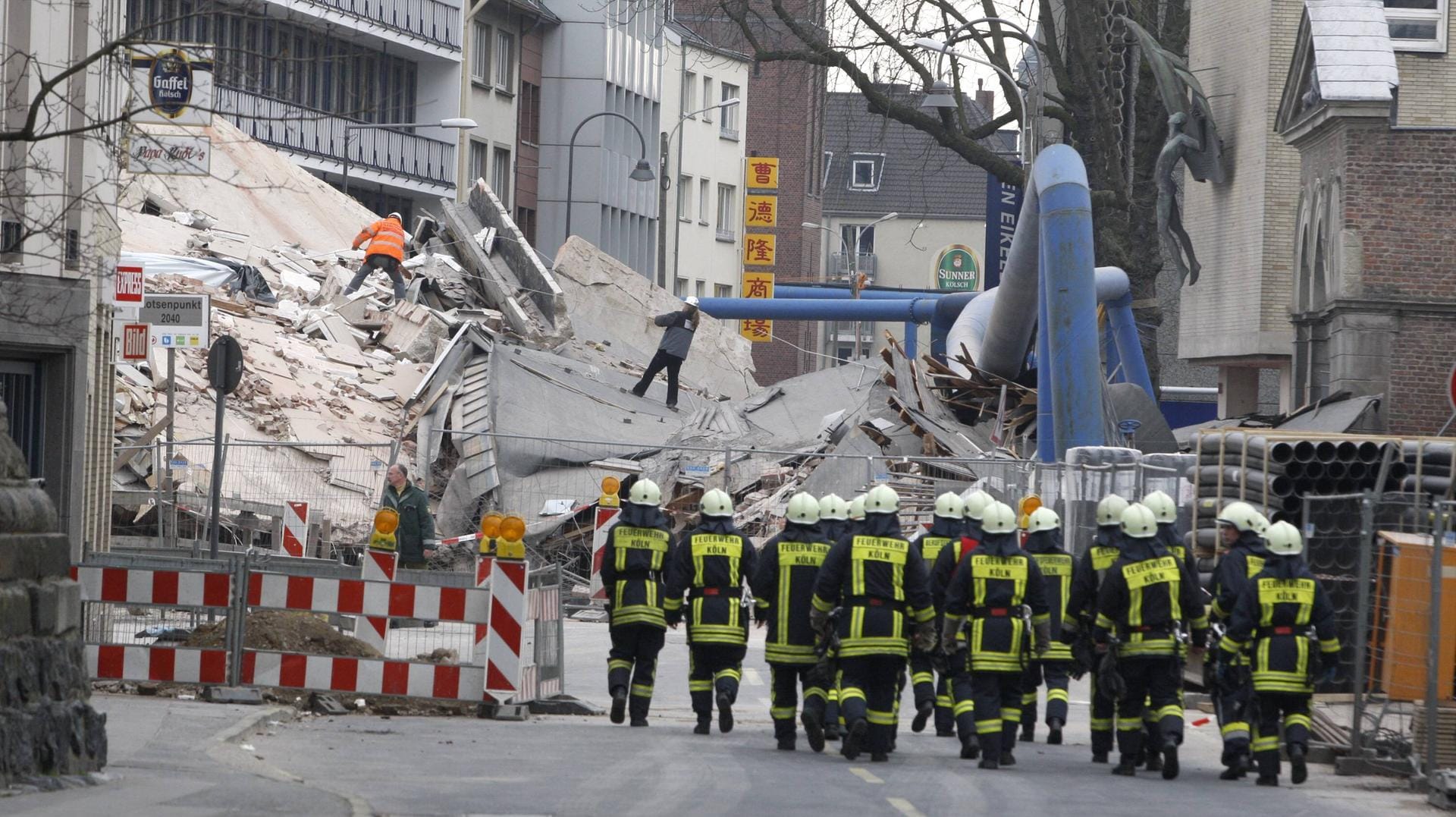 Feuerwehrleute an der Unglücksstelle des historischen Stadtarchives in Köln, das 2009 eingestürzt war (Archivfoto): Mehrere Strafprozesse müssen neu aufgerollt werden. Feuerwehrleute an der Unglücksstelle des historischen Stadtarchives in Köln, das 2009 eingestürzt war (Archivfoto): Mehrere Strafprozesse müssen neu aufgerollt werden.