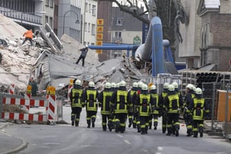 Feuerwehrleute an der Unglücksstelle des historischen Stadtarchives in Köln, das 2009 eingestürzt war (Archivfoto): Mehrere Strafprozesse müssen neu aufgerollt werden.