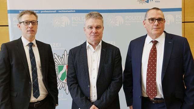 Bastian Blaut, Markus Weber, und Klaus-Stephan Becker (von links nach rechts) stehen im Polizeipräsidium zusammen: Die Ermittlungsgruppe wird Cold Cases, also ungelöste Verbrechen, neu aufrollen. Bastian Blaut, Markus Weber, und Klaus-Stephan Becker (von links nach rechts) stehen im Polizeipräsidium zusammen: Die Ermittlungsgruppe wird Cold Cases, also ungelöste Verbrechen, neu aufrollen.