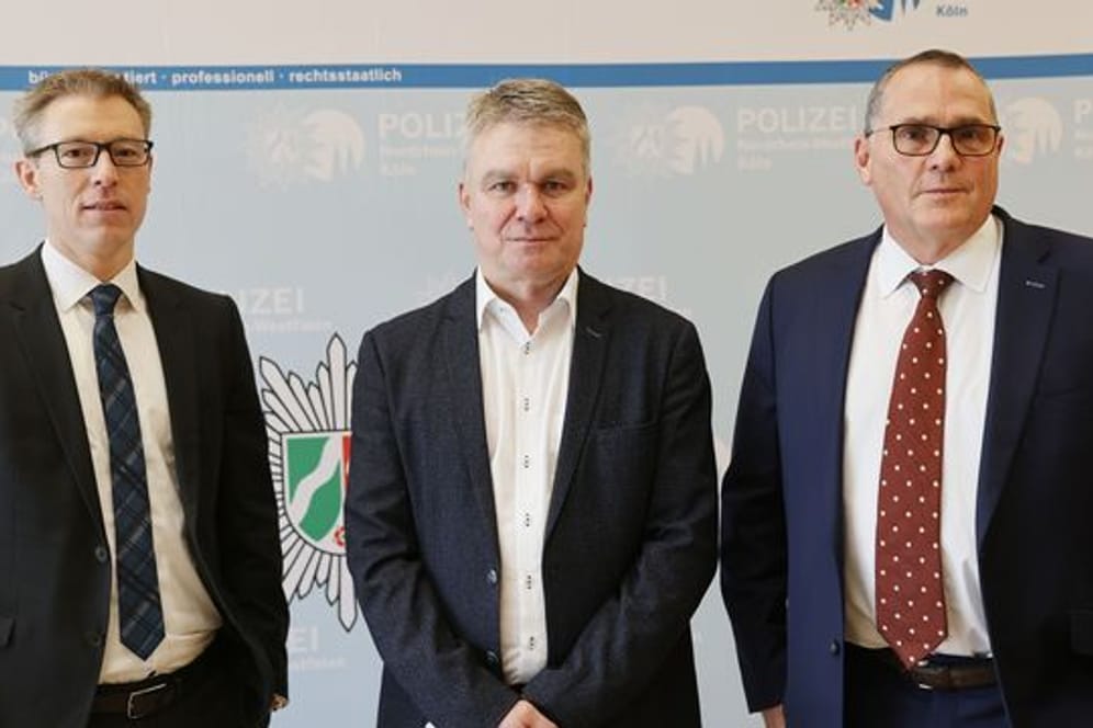 Bastian Blaut, Markus Weber, und Klaus-Stephan Becker (von links nach rechts) stehen im Polizeipräsidium zusammen: Die Ermittlungsgruppe wird Cold Cases, also ungelöste Verbrechen, neu aufrollen.