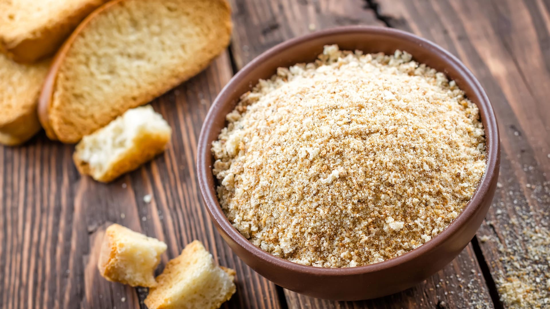 Paniermehl: Es lässt sich aus altem Brot ganz leicht selbst herstellen.