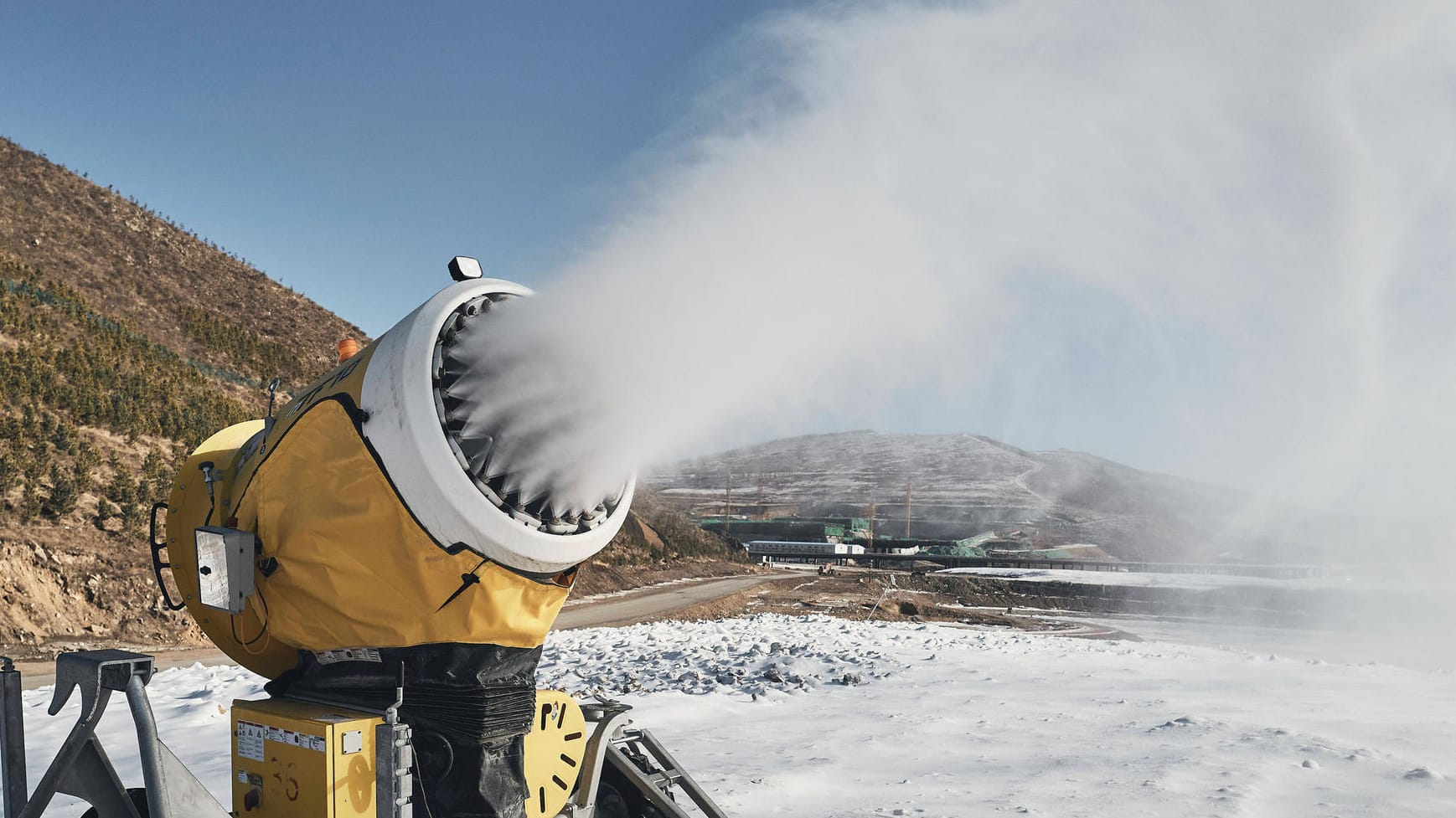 Eine von hunderten Schneekanonen im Einsatz (Symbolfoto): Das nördlichere der beiden olympischen Skigebiete liegt rund 230 Kilometer von Peking entfernt. Im Durchschnitt fallen hier 20cm Schnee im Jahr.