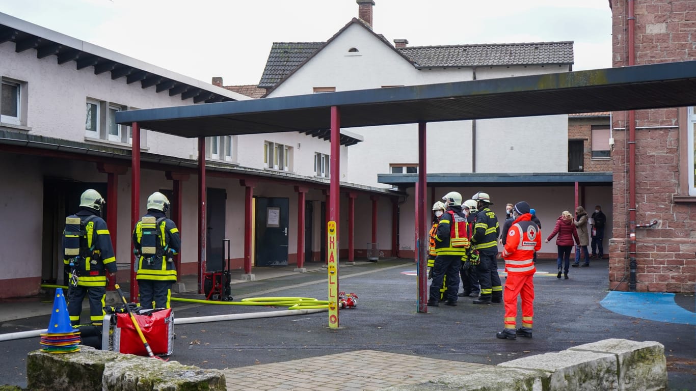 Löscharbeiten nach einem Brand in der Schule: Verletzt wurde niemand.