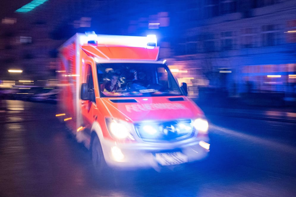 Ein Rettungswagen der Berliner Feuerwehr mit Blaulicht und Martinshorn (Symbolbild): Rund zehn Prozent der Feuerwehrleute sind noch nicht immunisiert.