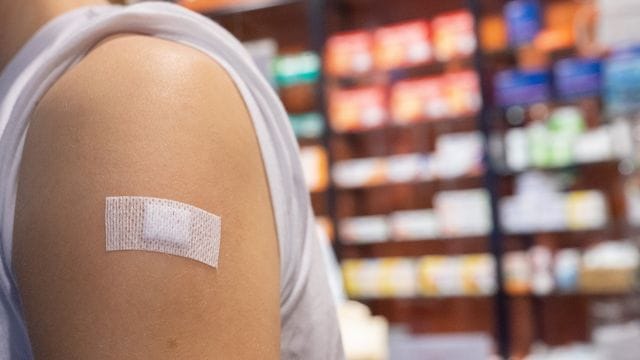 Eine Schülerin nach ihrer Impfung gegen das Coronavirus in einer Apotheke in Mainz.