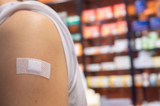 Eine Schülerin nach ihrer Impfung gegen das Coronavirus in einer Apotheke in Mainz.