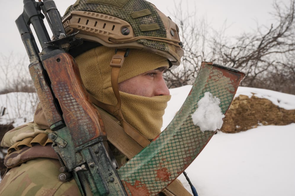 Bewaffneter ukrainischer Soldat: Die Bundesregierung setzt auf eine diplomatische Lösung – in der Ukraine rüsten sich die Menschen für den Kriegsfall.
