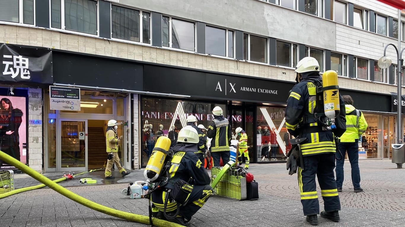 Feuerwehreinsatz in der Schildergasse in Köln: Ein Brand im Dach sorgte für eine starke Rauchentwicklung, wie die Kölner Feuerwehr mitteilte.