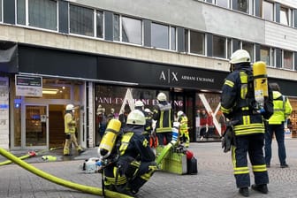 Feuerwehreinsatz in der Schildergasse in Köln: Ein Brand im Dach sorgte für eine starke Rauchentwicklung, wie die Kölner Feuerwehr mitteilte.