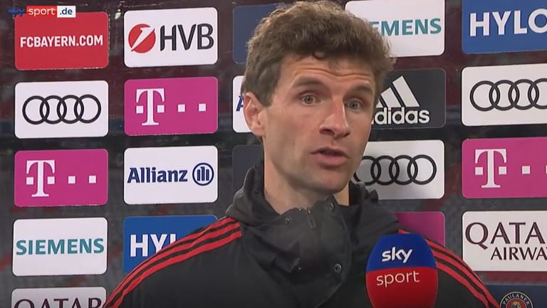 Wusste hier noch nichts vom Fan-Banner, machte trotzdem große Augen: Thomas Müller im Interview nach dem Leipzig-Spiel.