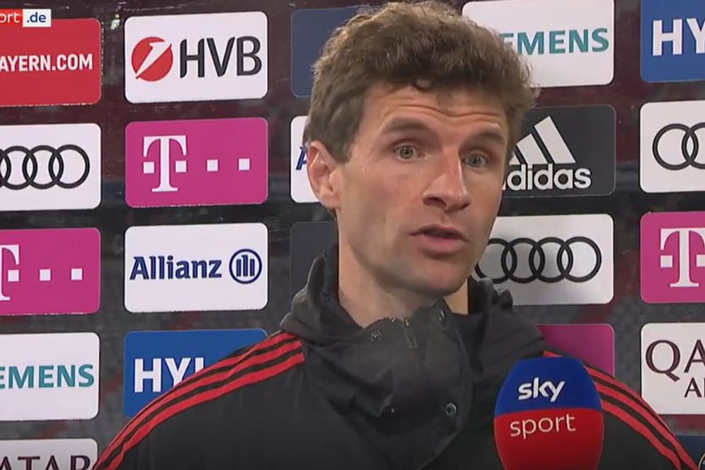 Wusste hier noch nichts vom Fan-Banner, machte trotzdem große Augen: Thomas Müller im Interview nach dem Leipzig-Spiel.