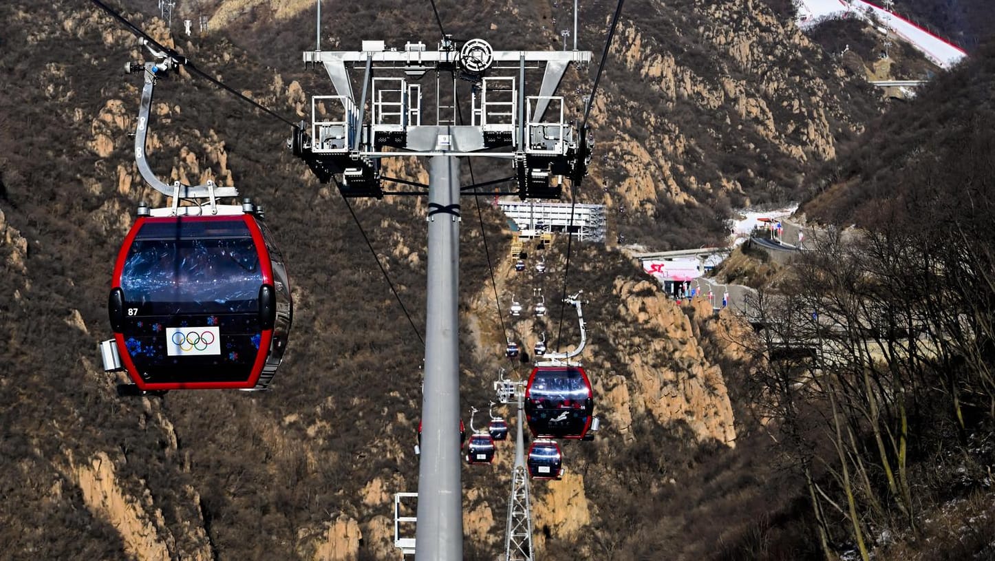 Eine Seilbahn im olympischen Skigebiet von Yanqing (Symbolfoto): Laut den chinesischen Organisatoren sind die Winterspiele in Peking klimaneutral. Unvermeidbare CO2-Emissionen sollen über Klimaschutz-Projekte an anderer Stelle ausgeglichen werden.