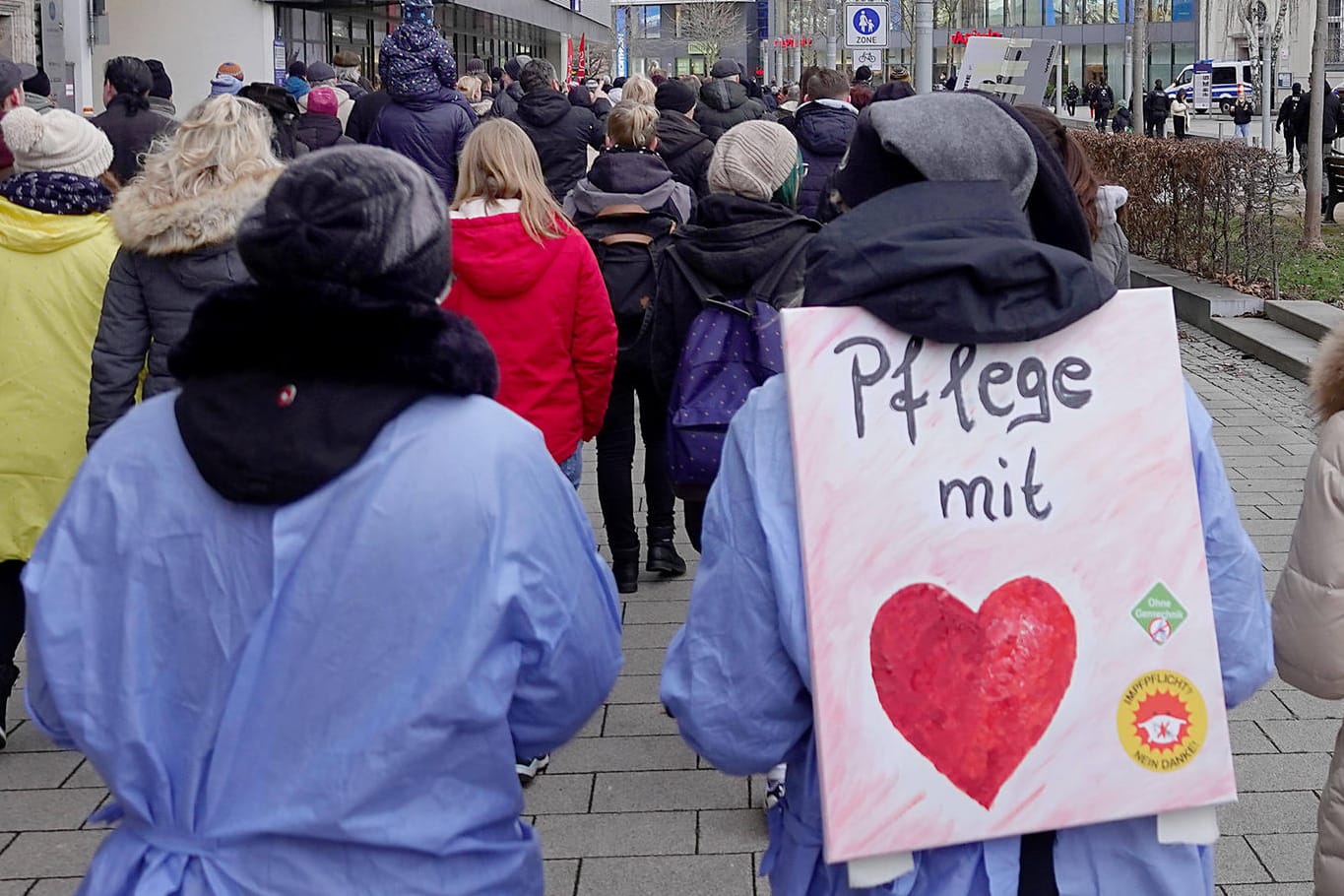 Impfgegner-Demo am vergangenen Samstag in Chemnitz: In Sachsen sind rund 100.000 Mitarbeiter im medizinische und pflegerischen Bereich nicht geimpft.