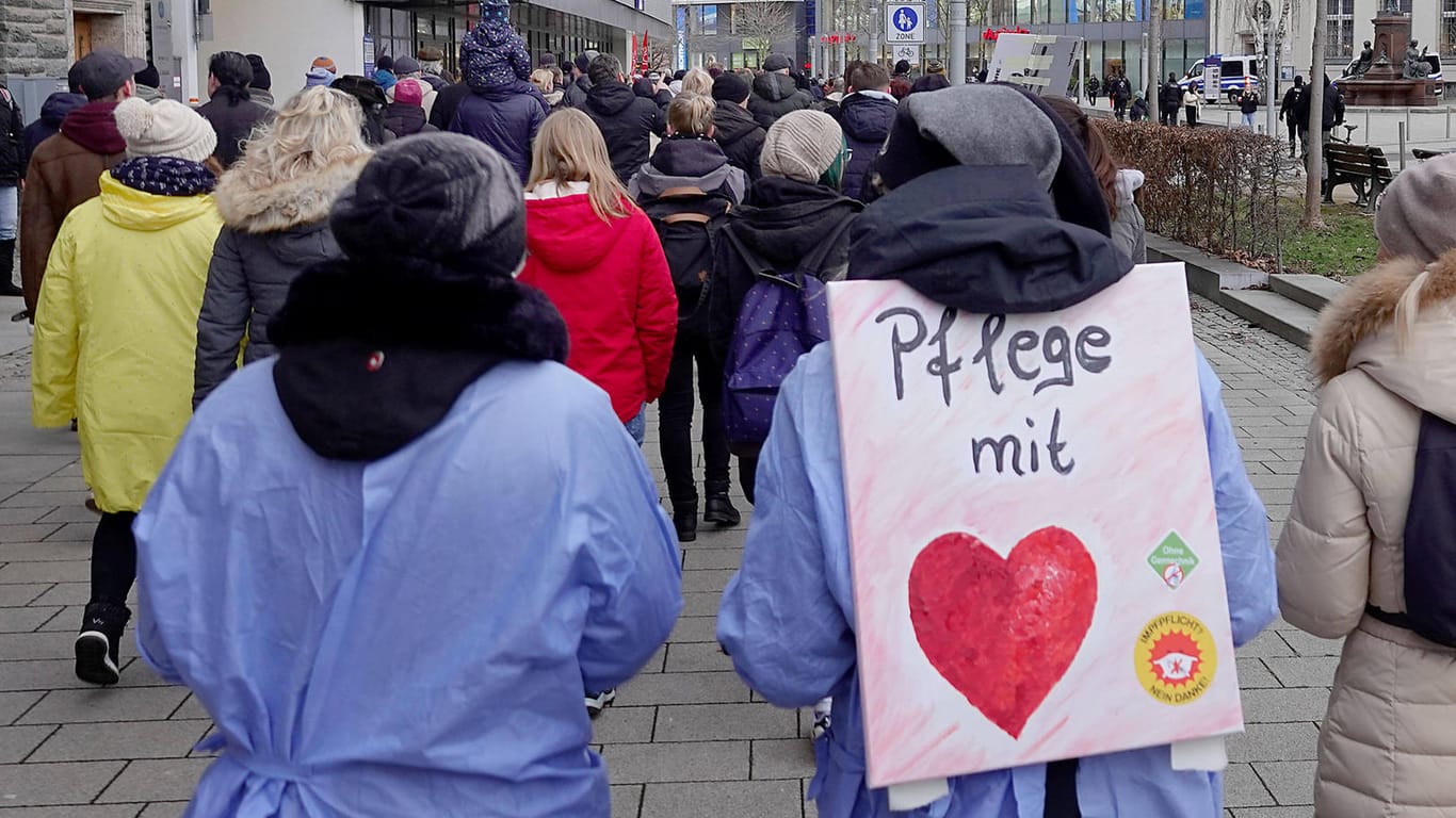 Impfgegner-Demo am vergangenen Samstag in Chemnitz: In Sachsen sind rund 100.000 Mitarbeiter im medizinische und pflegerischen Bereich nicht geimpft.