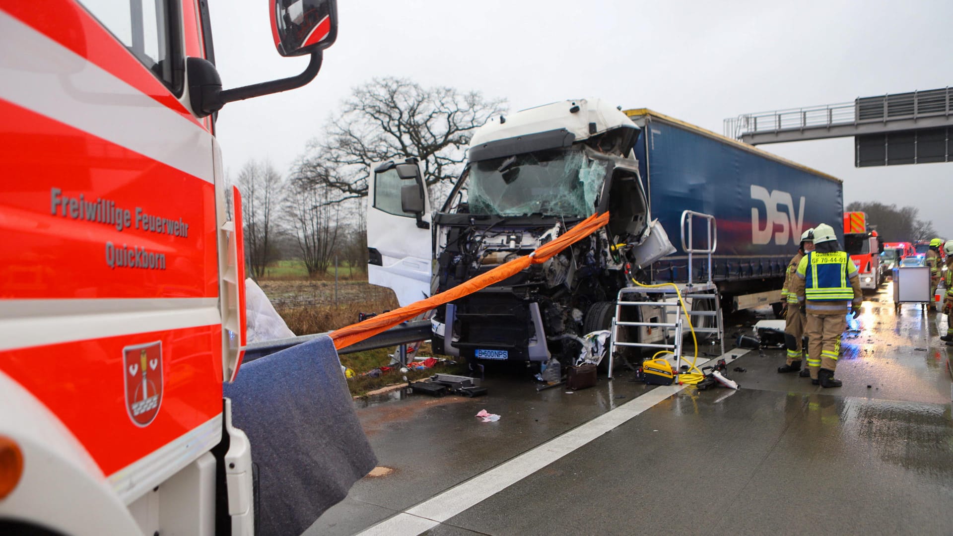 Das Wrack des verunglückten Sattelzugs: Der Fahrer konnte nur noch tot aus der Kabine geborgen werden.