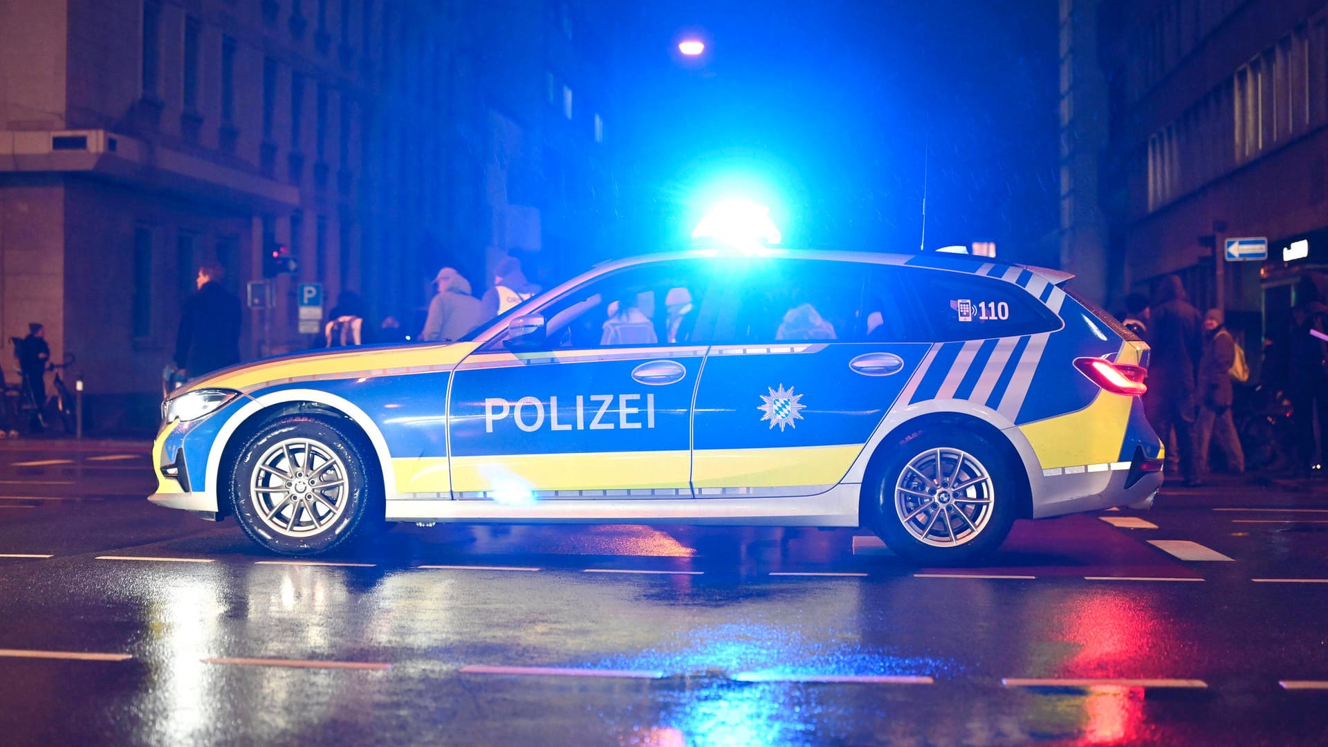 Polizeiwagen in Nürnberg (Symbolbild): Die Verdächtigen befinden sich in U-Haft.