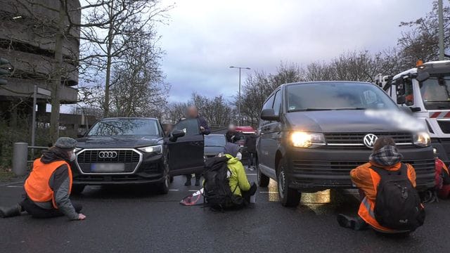 Klimaschützer blockieren am Montag die Abfahrt der Berliner Stadtautobahn A100 unweit des ICC: Auch in dieser Woche kam es zu neuen Aktionen.